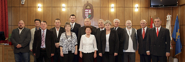 Balról-jobbra: Szabó Mihály, Gyuga Mihály, Orbán Ferenc, Papp Péter, Vargáné Vojnár Katalin, Németh Gábor, dr. Zágonyi Éva, Lazók Zoltán, Rajnai Gábor, Hermann Istvánné, Torma Lajos, Sólyom Jöran, dr. Mátics István, Székely Antal