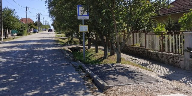 Áthelyezett buszmegálló az Arany János utcában