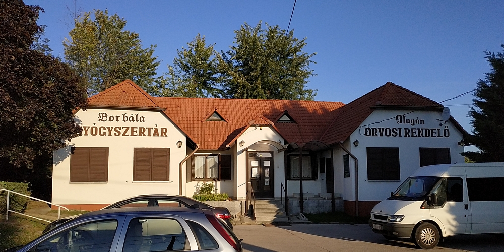 Orvosi rendelő és gyógyszertár